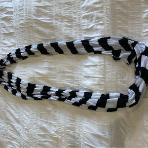 Round neck and regular scarves